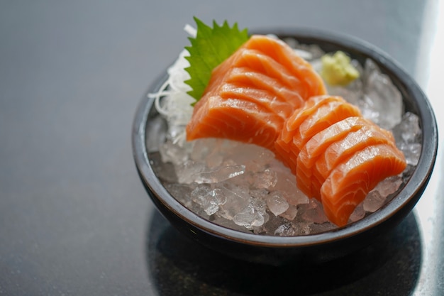 Set de salmón Sashimi, pescado crudo, comida japonesa, enfoque selectivo