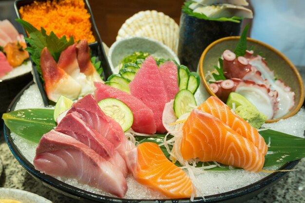 Set de sashimi con atún salmón sobre hielo