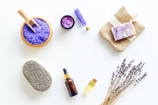 Set de spa de lavanda con sal de baño violeta y aceite esencial