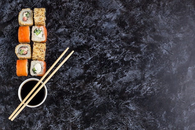 Set de sushi y maki en mesa de piedra. Vista superior con fondo de espacio de copia