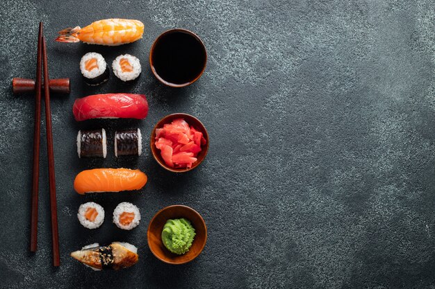 Set de sushi y maki en mesa de piedra.