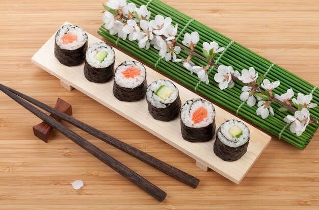 Set de sushi maki con rama de sakura fresca