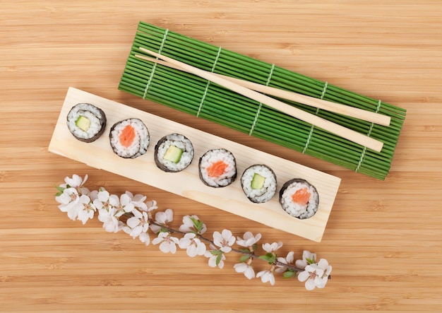 Set de sushi maki con rama de sakura fresca