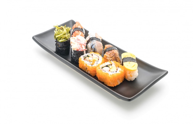 Set de sushi y maki roll.