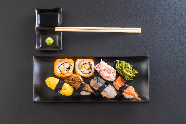 Set de sushi y maki roll.