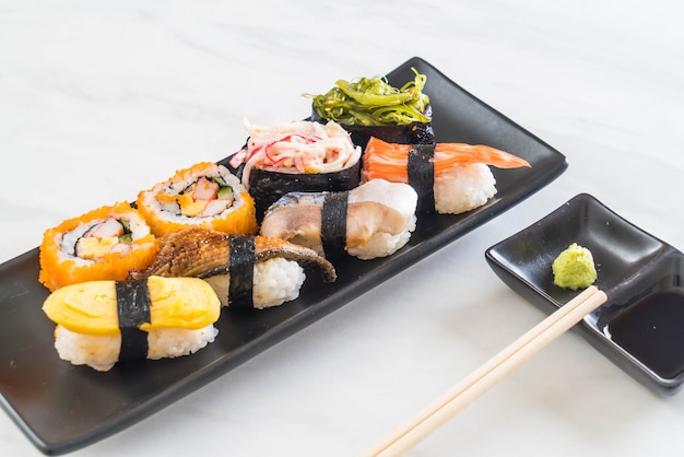 Set de sushi y maki roll.