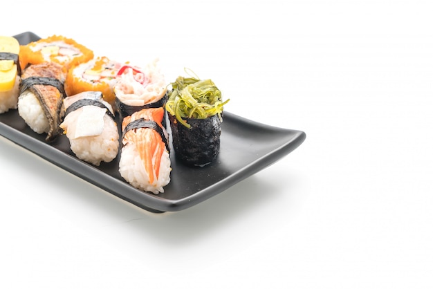 Set de sushi y maki roll.