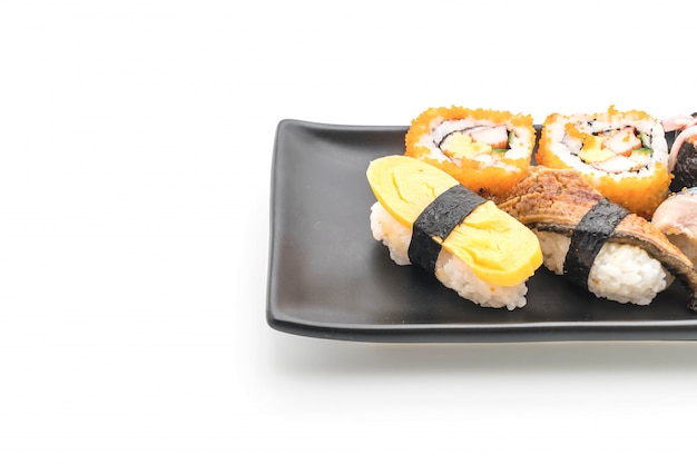 Set de sushi y maki roll.