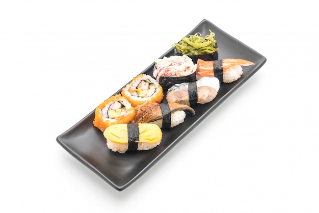 Set de sushi y maki roll.