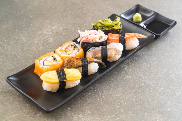 Set de sushi y maki roll.