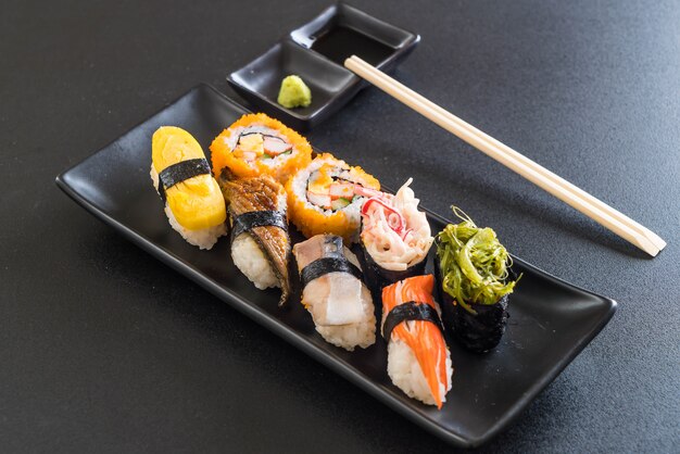 Set de sushi y maki roll.