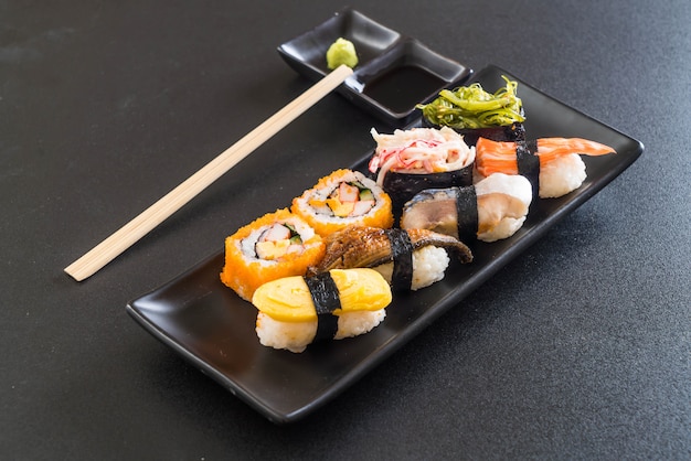 Set de sushi y maki roll.