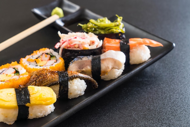 Set de sushi y maki roll.