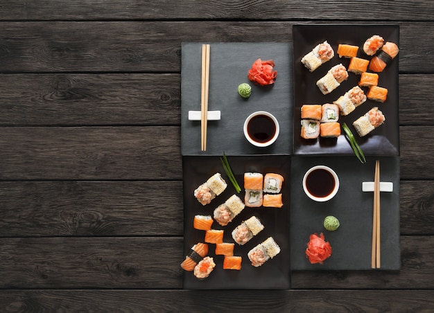 Set de sushi maki y rollos en madera rústica negra