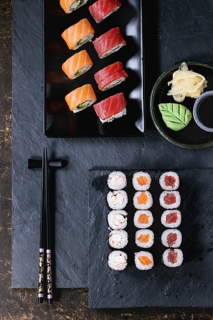 Set de sushi nigiri y rollos