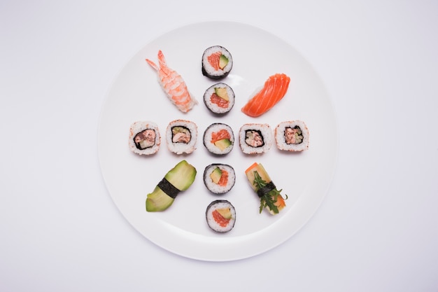 Foto set de sushi en un plato