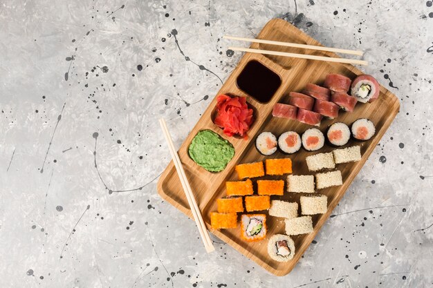 Set sushi-rollen mit stäbchen, wasabi und ingwer