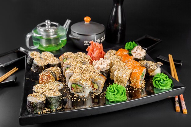 Set de sushi y rollos.