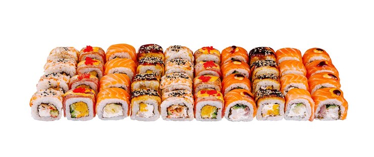 Set de sushi con salmón, aguacate y queso crema sobre fondo blanco