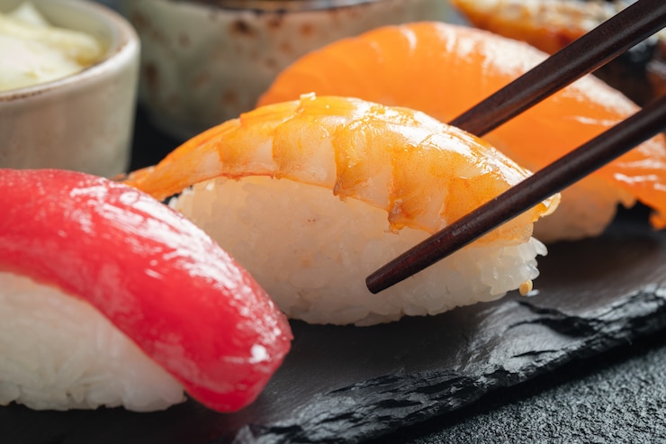 Foto set de sushi de salmón, atún y anguila ahumada.