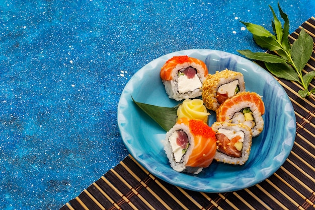 Set de sushi surtido. Rollo japonés o coreano con diferentes ingredientes frescos. Fondo náutico