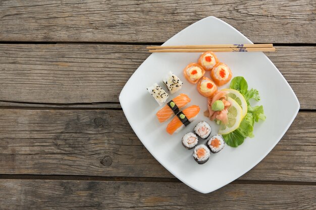 Set de sushi surtido servido en plato