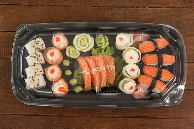 Set de sushi variado guardado en una caja de plástico
