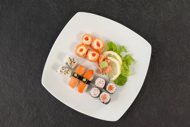 Set de sushi variado servido en un plato blanco