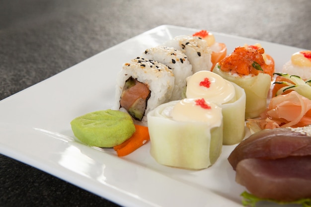 Set de sushi variado servido en un plato blanco