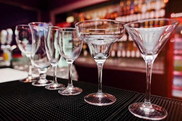 Foto set de vasos de copa para bebidas de bar
