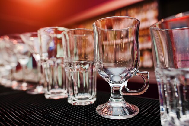 Foto set de vasos de copa para bebidas de bar