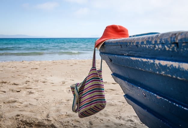 Set verschiedene Kleidung und Accessoires für Frauen am Strand