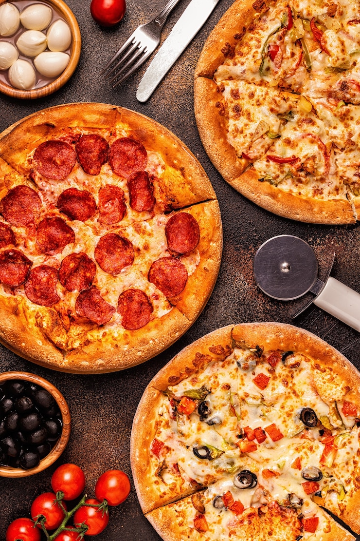 Foto set verschiedene pizzas peperoni, vegetarier, huhn mit gemüse