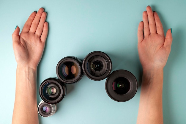 Set von Fotoobjektiven auf farbigem Hintergrund Auswahl und Vergleich von Fotoausrüstung
