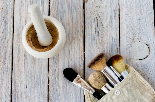 Set von Make-up Pinsel Mörtel und Kosmetika Flach liegen