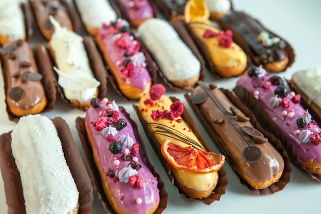 Set von mehreren Eclairs mit verschiedenen Füllungen und Design