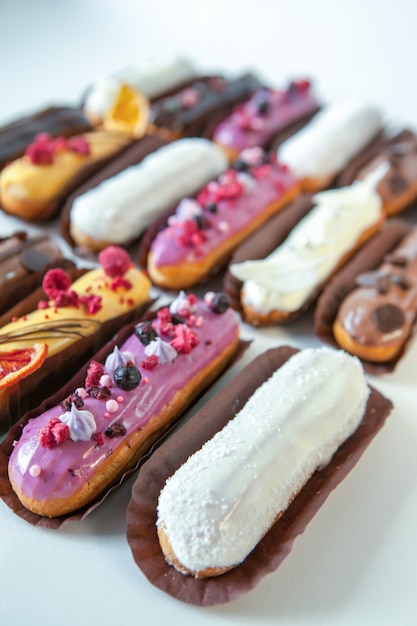 Set von mehreren Eclairs mit verschiedenen Füllungen und Design