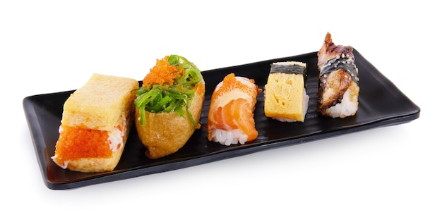 Set von Nigiri-Sushi auf weißem Hintergrund