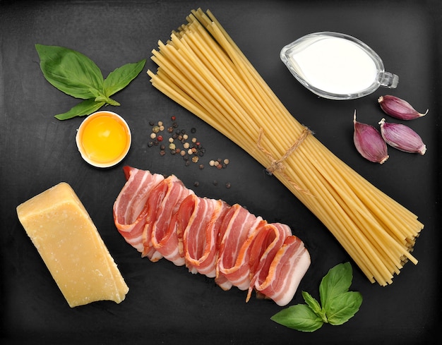 Set von Produkten für Pasta Carbonara