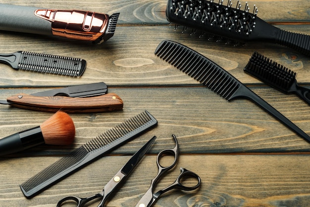 Set von professionellen Friseurwerkzeugen auf einem Holztisch