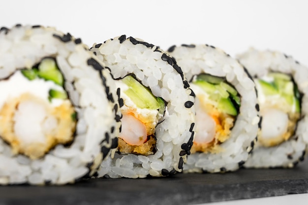 Set von Sushi-Rollen mit Garnelen aus nächster Nähe