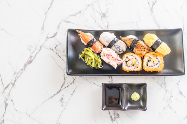 Set von Sushi und Maki Roll