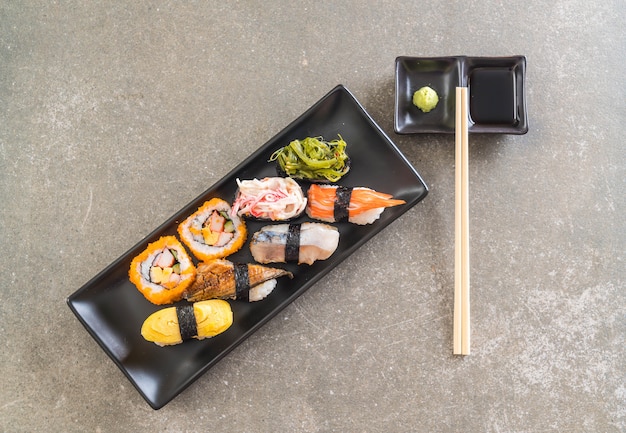 Set von Sushi und Maki Roll