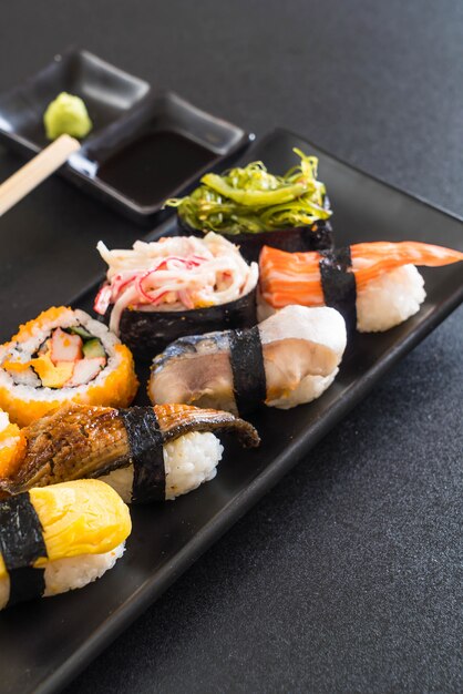 Set von Sushi und Maki Roll