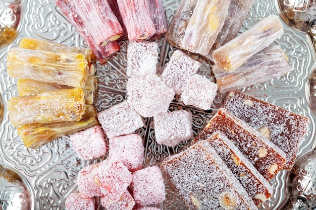 Foto set von turkish delight orientalische süßigkeiten mit nussmischung auf silbertablett nahaufnahme marmelade