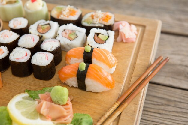 Set von verschiedenen Sushi serviert auf Holztablett