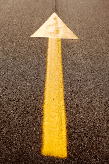 Foto seta amarela no asfalto