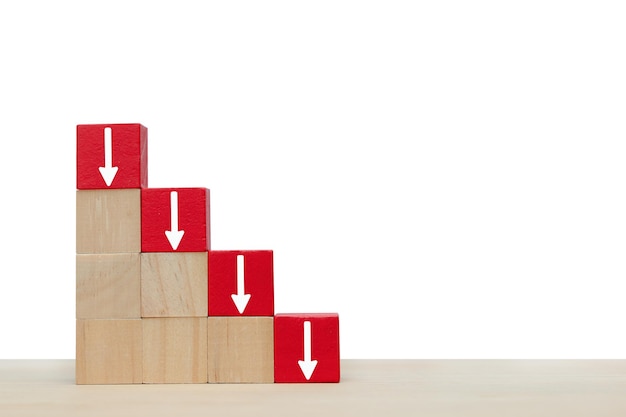Seta apontando para baixo no bloco de madeira vermelho Símbolo da queda de investimentos ou negócios