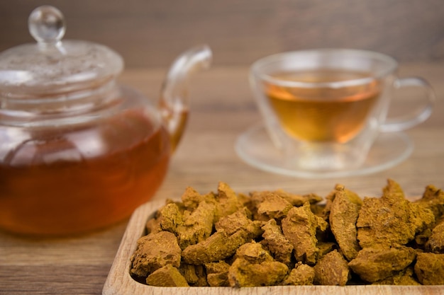 Seta chaga una mesa de madera Una bebida medicinal Seta chaga natural salvaje pura y saludable