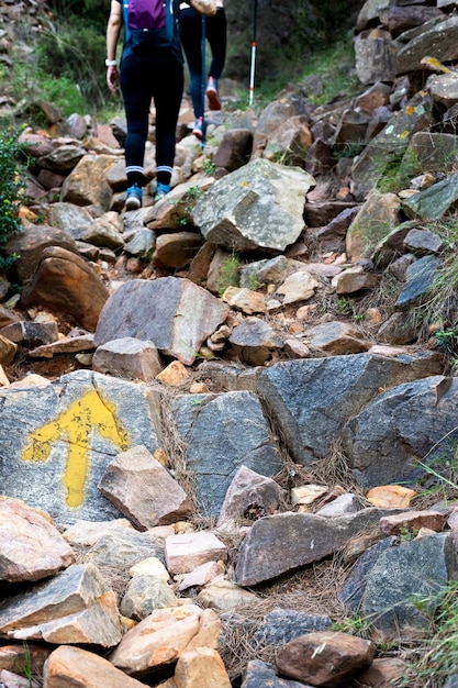 Seta indicando uma rota de montanha em uma pedra